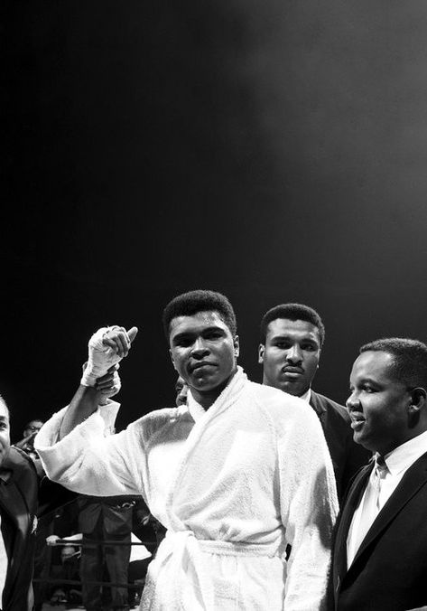 Mohamad Ali, Boxing Legends, Louis Farrakhan, Cassius Clay, Mohamed Ali, Bodybuilding Pictures, Muhammed Ali, Mohammed Ali, Boxing Champions