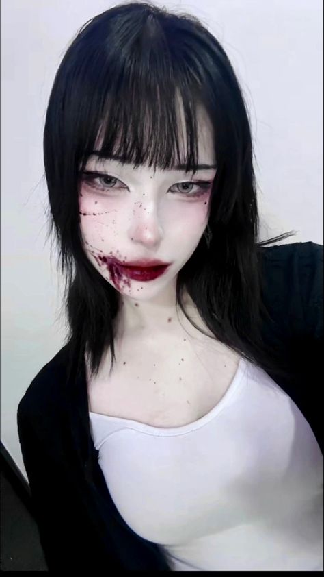 Horror Vampire Makeup, Horror Girl Makeup, Nana Makeup Look, Vampire Girl Makeup, Vampire Look Makeup, Cute Vampire Makeup, Vanpire Makeup, Vampire Blood Makeup, Vampire Art Reference