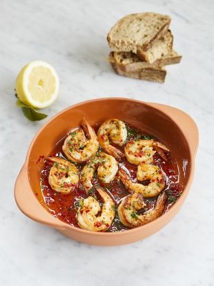 This gorgeous chilli prawn recipe is a Spanish tapas favourite – have a go at making this easy seafood dish at home. Garlic Prawns Recipe, Prawn Starters, Chilli Garlic Prawns, Prawns Recipe, Chilli Prawns, Garlic Prawns, Tapas Recipes, Prawn Recipes, Grape Salad