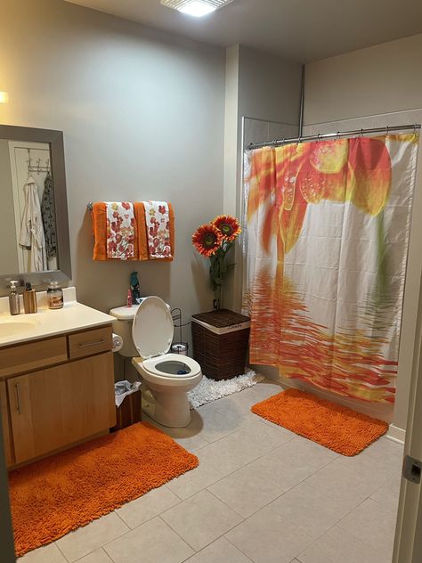 Orange Themed Bathroom, Purple And Yellow Bathroom, Orange Bathroom Ideas, Orange Bathroom Accessories, Red Bathroom Decor, First Apartment Tips, Orange Bathroom Decor, Beautiful Bathroom Decor, Black And Gold Bathroom