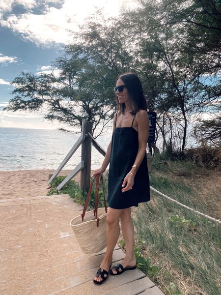 Black Beach Dress Outfit, Night Out Beach Outfit, Black Linen Dress Outfit, Black Linen Outfit, Black Beach Outfit, Black Dress Beach, Beach Night Outfit, Beach Outfit Black, Linen Black Dress