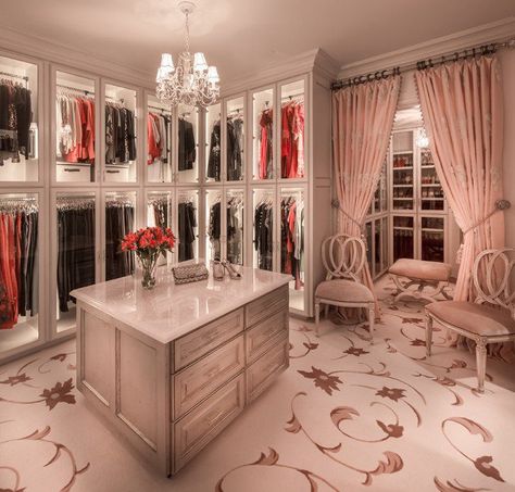 15 Elegant Luxury Walk In Closet Ideas To Store Your Clothes In That Look Like Boutiques Elegant Closet, Dressing Room Closet, Amazing Closets, Walking Closet, Dream Closet Design, Beautiful Closets, Casa Vintage, Dream Closets, Room Goals