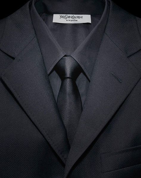 Modernize traditional men's funeral attire by substituting a classic white shirt with a black one. Outfits Hombre, Sharp Dressed Man, Grown Man, Mans World, Black Suit, Suit Up, Well Dressed Men, Gentleman Style, Black Suits