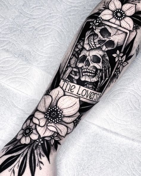 The skull tattoo is cool, it is bold and a bit bad. It even looks a little scared. If you are interested in understanding the meaning of skull #tattooideas #skulltattoos Gotik Tattoo, Halloween Tattoos Sleeve, 16 Tattoo, Catrina Tattoo, Tarot Tattoo, Tarot Card Tattoo, Tattoos Sleeve, Skeleton Tattoos, Tattoos For Lovers