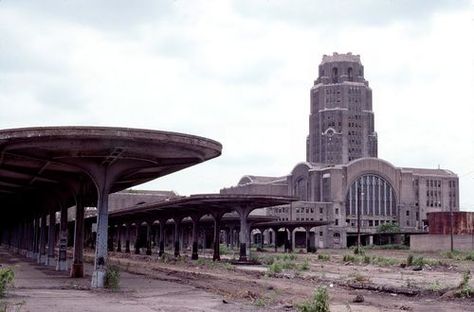 Buffalo Central Terminal, USA Buffalo Central Terminal, Railroad Art, Beautiful Ruins, Abandoned Train, Places In New York, Railroad Photography, New York Central, Art Deco Buildings, Queen City