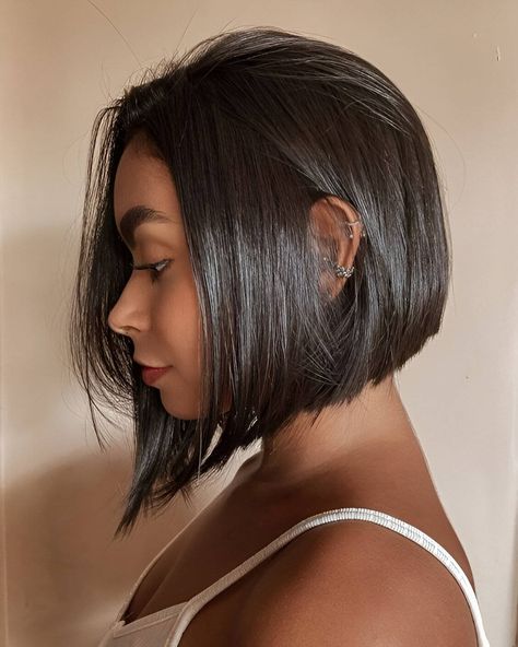 Low Graduation Bob, Triangle Graduation Haircut, Soft Graduated Bob, Short Graduation Haircut, Graduated Bob Haircuts Medium, Short Hair Straight Cut, Straight Pixie Haircut, Bob Cut For Chubby Face, Bob With Graduation