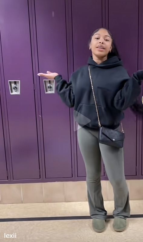 Class Night Outfits, Simple Baddie Outfits Winter, Essential Hoodie Outfits For Black Women, Grey Sweatshirt Outfit Black Woman, Comfortable Outfits For School Baddie, Jogging Pants Outfit Black Women, Chill Outfits For School Fall, Fall Lazy Outfits For School, Flare Sweatpants Outfit Black Women