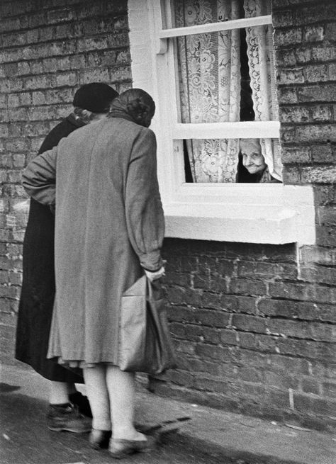 ‘A secret of a life’: Alen MacWeeney’s evocative photographs of 1960s Dublin – The Irish Times Old Irish Photos, 1970s Ireland, Tales Of The Unexpected, Vintage Ireland, Ireland 1800s, Old Dublin Photos, Irish Travellers, How To Read People, 60 Years Ago