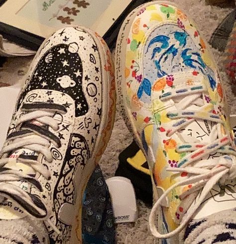 Posca Marker Shoes, Shoe Coloring Ideas, Painting Shoes Aesthetic, Painted Shoes Aesthetic, Painting Converse Ideas, Paint Shoes Ideas, Drawing On Sneakers, Drawn On Shoes, Doodles On Shoes