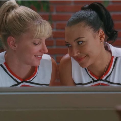 Brittney And Santana Glee, Britney And Santana, Brittana Glee, Glee Rares, Glee Santana And Brittany, Brittany And Santana, Best Tv Couples, Glee Fashion, Creepy Guy