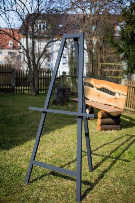 Diy Wedding Easel, Diy Wood Easel Stand, Diy Easel, Diy Sliding Barn Door, Artist Easel, Wood Easel, Building A Fence, Diy Fence, Cedar Fence