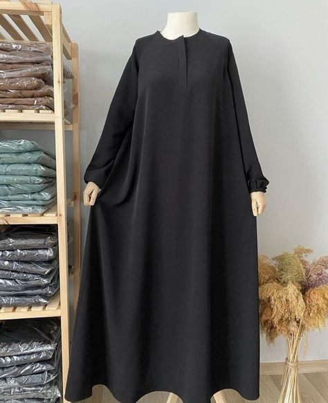 🌼Latest abaya 🌼 Simple plain Abaya with dupatta Fabric : Imported Nida Fabric Price : 1500/- + shipping Shipping nly In India 🇮🇳❤️ **************** Nikab Design, Kaftan Burkha Design, Simple Burkha Designs, Burqa Designs Simple, Naqab Design, Burka Design, Burkha Design, Plain Abaya, Simple Abaya Designs