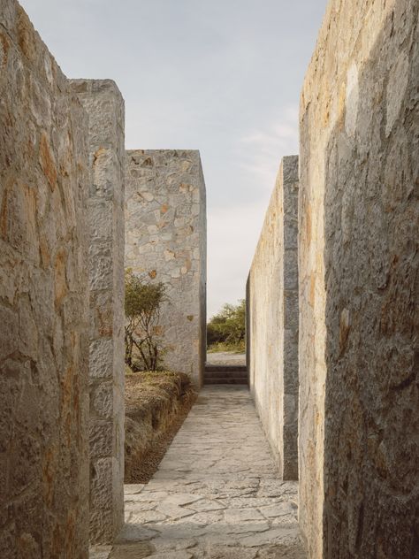 est-living-casa-enso-ii-hw-studio-arquitectos-06 Mexican Desert, Stone Buildings, One Bedroom House, Architectural Pieces, Stone Walls, Contemporary Architecture, Stone Wall, Pilgrimage, Picture Gallery