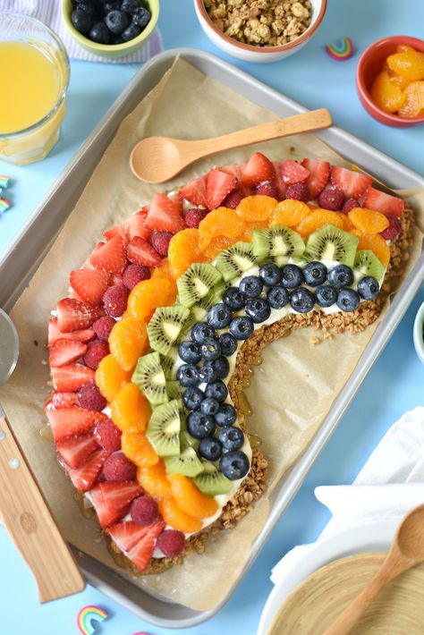 Feel good about feeding your kids a healthy morning meal option when you make them this rainbow-themed No Bake Granola Breakfast Pizza. Breakfast Fruit Pizza, No Bake Granola, Fruit Pizza Bar, Fruit Pizza Designs, Fruit Pizza Sugar Cookie Recipe, Breakfast On A Budget, Healthy Fruit Pizza, Patisserie Vegan, Breakfast Fruit