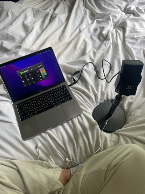 Rode, rode mic, laptop, rode setup, podcast setup, aesthetic Vision Board Inspo Pictures Podcast, Podcast Recording Studio Aesthetic, Bedroom Podcast Setup, Podcast Asethic, At Home Podcast Set Up, Simple Podcast Setup, Media Production Aesthetic, Podcast Aesthetic Studio Home, Podcast Vision Board