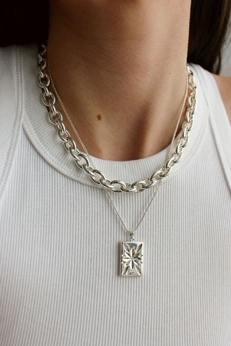 Silver Chains Aesthetic Pendant Necklace Outfit, Chain Necklace Outfit, Silver Necklace Outfit, Chunky Silver Jewellery, Chains Aesthetic, Chunky Silver Necklace, Necklace Outfit, Thick Chain Necklace, Pendant Necklace Simple