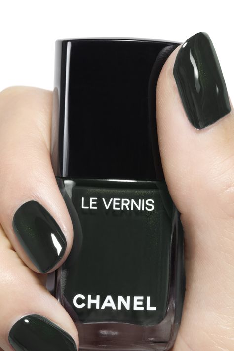 LE VERNIS Longwear Nail Colour 715 - DEEPNESS | CHANEL Black Nail Varnish, Black Nail, Chanel Nail Polish, Christmas Manicure, Chanel Nails, Black Nail Polish, Nail Colour, Popular Nails, Manicure Y Pedicure