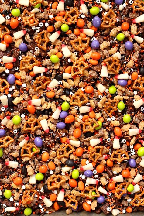 Halloween Snack Mix Recipes, Halloween Trail Mix, Fall Snack Mixes, Yogurt Covered Raisins, Halloween Snack Mix, Trail Mix Recipes, Spooky Snacks, Halloween Snack, Chex Mix Recipes