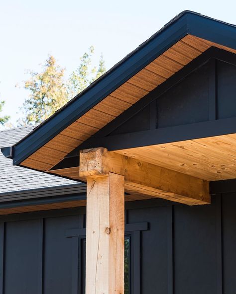 ELYSE MCCURDY | HOME DESIGNS on Instagram: “This detail & colour combo, do look pretty darn good - if I say so, myself! 🤩⁣⁣ .⁣⁣ I just love it when the soffit contrasts against the…” Black And Cedar Porch, Black Gables Exterior, Black Cedar Siding, Black House Wood Accents, Wood Soffit Exterior, Houses With Black Trim, Moody Exterior, Soffit And Fascia, Roof Soffits