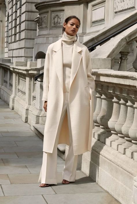 White Coat Outfit, Blazer Off White, Chique Outfit, High Fashion Women, Beige Outfit, Stylish Work Outfits, Trendy Fashion Outfits, White Coat, Total Look