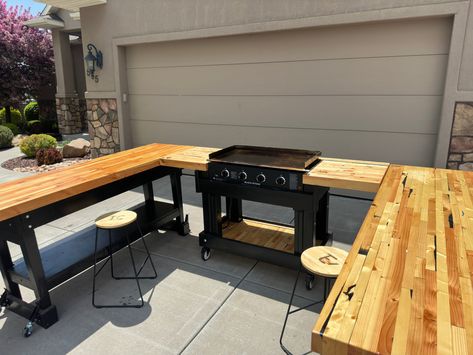 Blackstone Kitchen Ideas, Blackstone Patio Setup, Blackstone Grill Area On Deck, Grill Station Ideas Backyards, Diy Blackstone Grill Station, Blackstone Table Ideas, Diy Hibachi Grill, Smoker Table, Outdoor Hibachi Grill