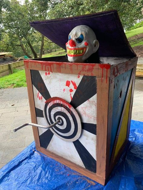 Haunted Toy Store Ideas, Scary Clown Props Diy, Scary Clowns Halloween Decor, Freakshow Halloween Decorations, Clown Haunted House Halloween Decorations, Scary Clown Room, Haunted House Carnival Theme, Scary Circus Halloween Decorations Diy, Circus Haunted House Diy