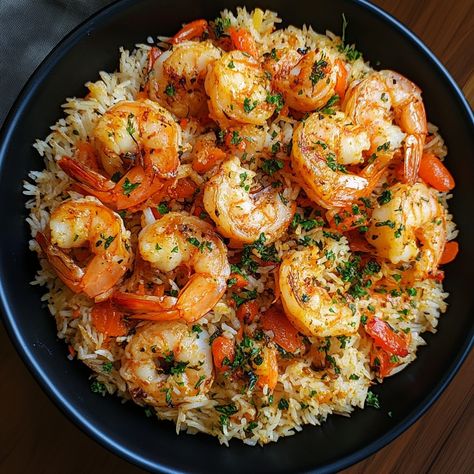 Fried Rice with Shrimp 📋 Ingredients: 300 g peeled shrimp 🍤 2 cups of cooked rice 🍚 1 red onion 2 cloves of garlic 1 red pepper 1 handful of green peas 🌱 2 eggs 🥚 3 tablespoons of soy sauce 🥢 2 tablespoons of olive oil Salt and pepper to taste 🥣 Instructions: 🍤 In a pan, heat a tablespoon of olive oil over medium heat. Add the peeled shrimp to the pan and cook until pink and opaque. Reserve. In the same pan, add another tablespoon of olive oil. Sauté the chopped red onion and minced garl... Healthy Dinner Recipes Pescatarian, Shrimp Recipes With Rice, Shrimp And Fries, Sea Food Recipes, Fried Rice With Shrimp, Rice With Shrimp, Shrimp Fried Rice Recipe, Rice Dinner, Healthy Food Inspiration