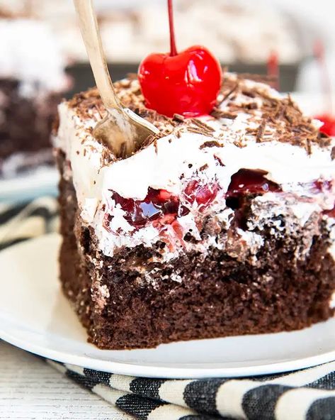 This Black Forest Poke Cake is a rich and delicious chocolate cake, full of hot fudge, and topped with cherries, and whipped cream. It's easy to make, and so delicious - its such a fun twist on a traditional Black Forest Cake. Black Forest Poke Cake, Pudding Tart, Black Forest Cake Recipe, Easy Apple Cake, Chocolate Poke Cake, Poke Cake Recipes, Poke Cakes, Tasty Chocolate Cake, Black Forest Cake