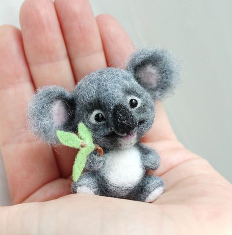 Needle Felt Koala, Needle Felted Koala Bear, Needle Felted Koala, Sunflower Paper Flowers, Felt Bears, Zipper Crafts, Needle Felting Diy, Wool Animals, Easter Bunny Crafts