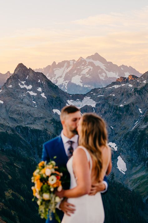 Have you been dreaming of a micro wedding or an elopement in the North Cascades in Washington State? No worries we got you. This couple started their day at Winchester Mountain and Moved on to Artist point for their ceremony. Fall In Washington, Outdoor Couples Photography, Mountain Wedding Dress, Elopement Details, Fall Hikes, Outdoorsy Couple, Smith Rock State Park, Fall Elopement, Outdoor Elopement