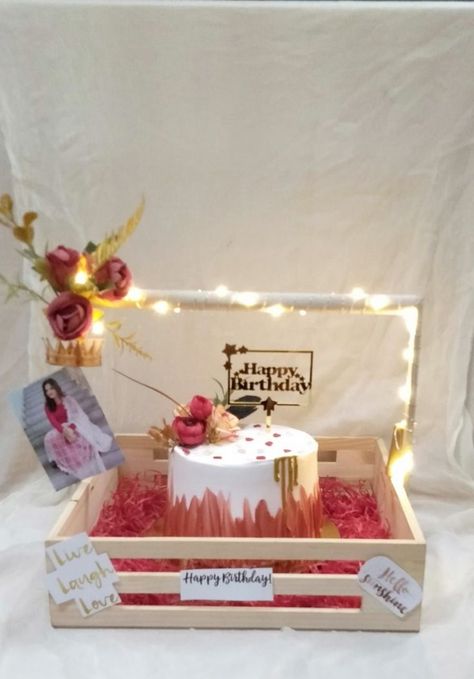 Plater Ideas For Birthday, Birthday Hampers For Best Friend, Birthday Trays Gift Ideas, Gift Ideas For Bhabhi, Cake Hampers Ideas, Gift Hampers For Men Birthdays, Cake Hampers Gift Ideas, Hamper Decoration Ideas, Birthday Gift Hamper Ideas