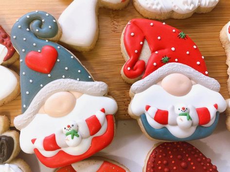 Kathy English (@kenglish2) • Instagram photos and videos Iced Christmas Cookies, Royal Icing Decorated Cookies, Christmas Sugar Cookies Decorated, Farm Cookies, Flooding Cookies, Christmas Gingerbread Cookies, Christmas Biscuits, Sugar Cookie Royal Icing, Sugar Cookie Designs