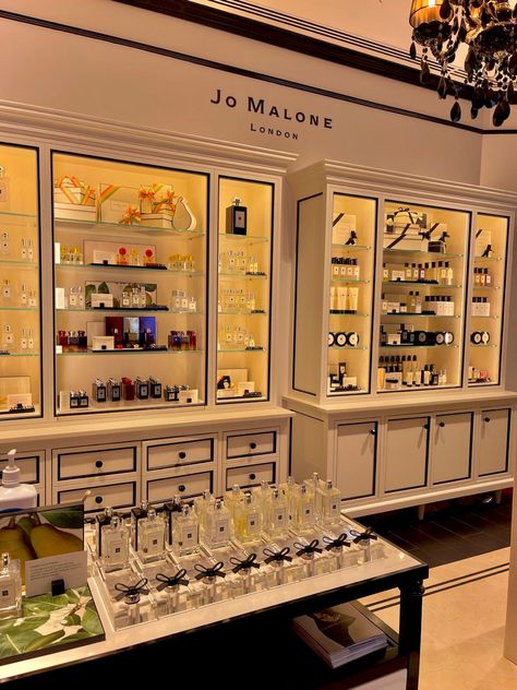 Jo Malone Boutique, Niche Perfume Aesthetic, Jo Malone Perfume Aesthetic, Joe Malone Perfume, Jo Malone Store, Jo Malone Aesthetic, Tea Store Design, Perfume Guide, Joe Malone