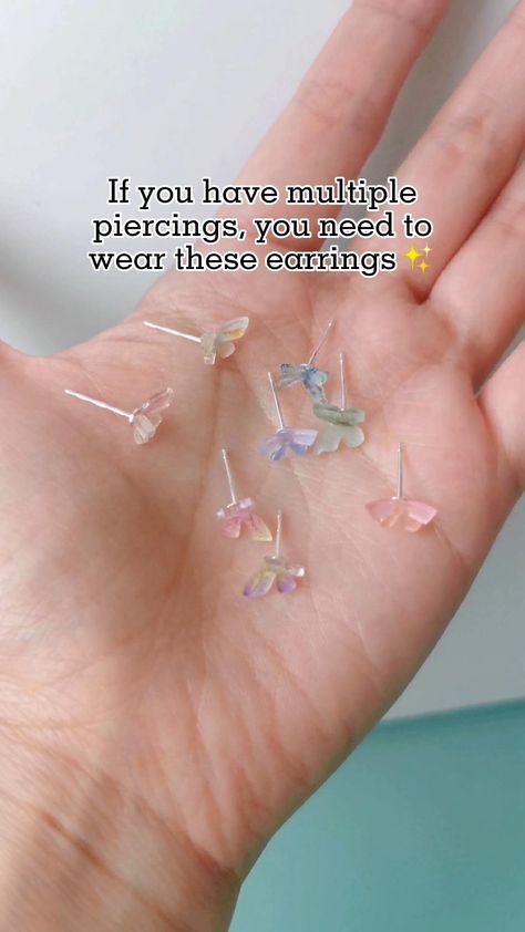 Ear Piercings One Hole, Diy Double Piercing Earrings, Ear Piercing Style Ideas, Double Earings Piercings Ideas, Multiple Earrings Aesthetic, Creative Ear Piercings, Piercing My Own Ears, Double Ear Piercing Ideas Aesthetic, Double Ear Piercing Ideas