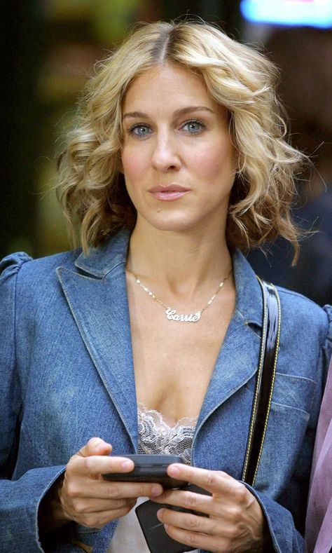 Sarah Jessica Parker's Iconic Short Hairstyle | Look Carrie Bradshaw, Sarah Jessica Parker, Sarah Jessica Parker Hair, Carrie Bradshaw Hair, Carrie Bradshaw Style, Sweet Hairstyles, Stylish Celebrities, Hairstyle Look, Sarah Jessica