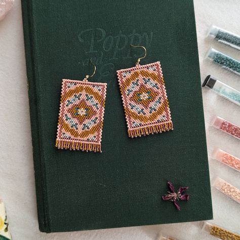 KyraBeads - Etsy Woven Bead Earrings, Bead Weaving Earrings, Beaded Earring Tutorial, Beaded Accessories Ideas, Bead Loom Earrings, Beaded House, Vintage Floral Rugs, Woven Earrings, Seed Bead Crafts