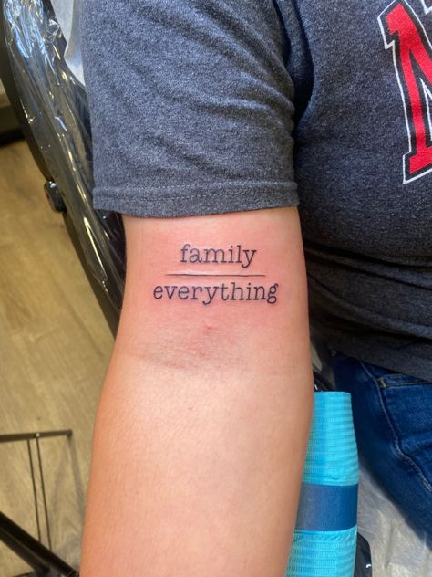 Tattoos To Get For Your Niece, Family Over Everything Tattoo Women, Matching Tattoos For 4 Cousins, Family Arm Tattoo For Women, Family Over Everything Tattoo Ideas, Cute Family Tattoo Ideas, Family Meaningful Tattoos, Tattoos For Aunts And Nieces, Big Family Tattoo Ideas