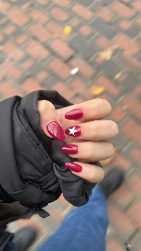 White And Red Star Nails, One Accent Nail Designs, White Nails With Red Stars, Red Nails White Star, Red Nails With White Star, Red Almond Nail Designs, Star Nail Tutorial, Nail Red And White, Nails With A Star