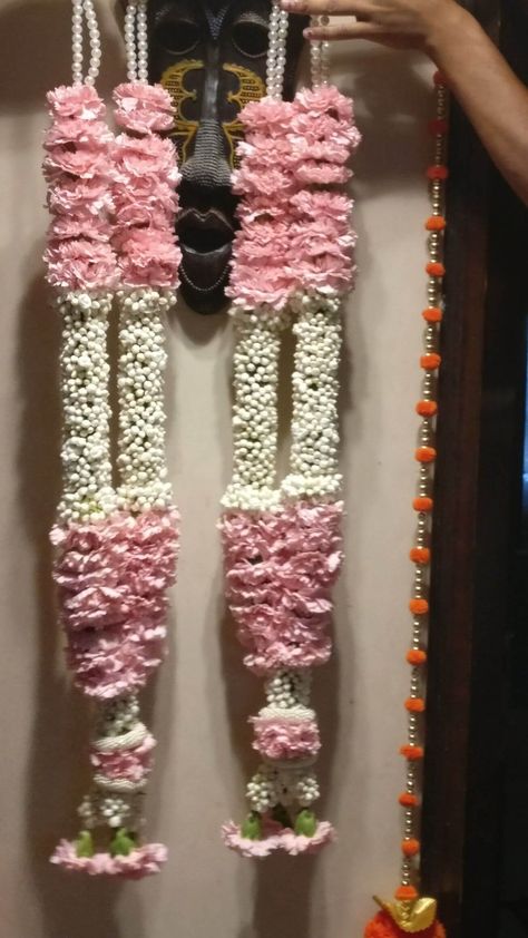 Wedding Flower Warmala, Wedding Flower Haar Mala, Indian Wedding Flowers Haar, Flower Varmala For Wedding, Jai Mala Designs Indian Weddings, Marriage Flower Mala Design, Flower Haar Mala For Wedding, Varmala Indian Weddings Garlands, Flower Mala For Wedding