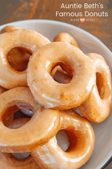 This easy yeasted donuts recipe makes light and fluffy donuts topped with a rich, creamy glaze. So easy to make and done in just a few hours! Glazed Donuts Recipe, Biscuit Donuts, Doughnut Recipe Easy, Easy Donut Recipe, Yeast Donuts, Krispy Kreme Donuts, Doughnut Recipes, Easy Donuts, Homemade Donuts Recipe