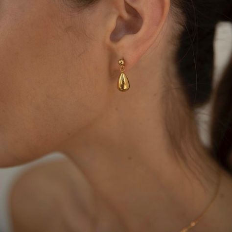 Small Earrings Gold, Simple Gold Earrings, Small Drop Earrings, Gold Earrings Models, Modern Gold Jewelry, Gold Jewelry Simple, Classy Jewelry, Gold Earrings Designs, Jewelry Lookbook