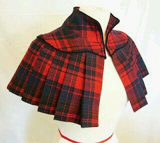 <3 Caplet Outfits, Vintage Capelet, Red And Black Fashion, Wool Capelet, Moda Steampunk, Wood Chopping, Fest Outfits, Diy Vetement, Recycled Fashion