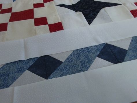 LOVE this border! Looks like twisted ribbon. Quilt Ribbon Border, Triangle Borders For Quilts, Ribbon Borders For Quilts, Twisted Ribbon Quilt Border Pattern Free, Quilt Borders Patterns, Pieced Quilt Borders, Border Quilting Designs, Chevron Quilt Border Pattern, Quilt Border Cornerstones