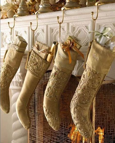 30 Stunning Christmas stocking ideas for stylish interiors Christmas Stockings Ideas, Gold Christmas Stockings, Star Of Bethlehem, Festive Holiday Decor, Christmas Pins, Elegant Christmas, Gold Christmas, Color Themes, Beautiful Christmas