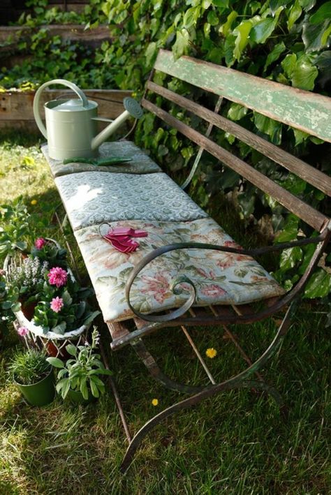 Shabby Chic Garten gestalten - rustikale Sitzbank und grüne Gießkanne Garden Benches, Watering Cans, Garden Chair, Garden Seating, Gorgeous Gardens, Wood Bench, Country Gardening, Garden Cottage, Garden Bench