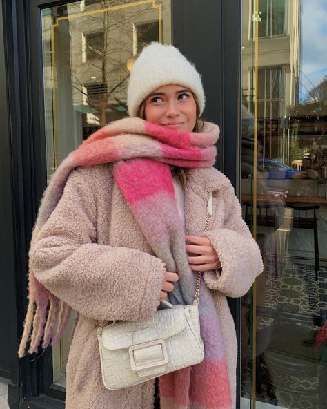 Pink Scarf Outfit, Mykenna Dorn, Scarf Aesthetic, Pink Winter Coat, Fur Coat Fashion, Color Blocking Outfits, Scarf Outfit, Pink Scarf, Cozy Season