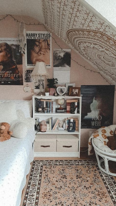 Evermore Bedroom Aesthetic, Book Worm Bedroom Aesthetic, Book Theme Bedroom, Bookworm Bedroom Ideas, Books Bedroom Aesthetic, Folklore Bedroom Aesthetic, Book Worm Room Aesthetic, Folklore Room Aesthetic, Cozy Bookish Bedroom