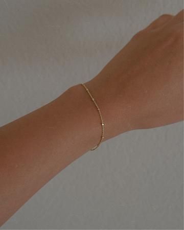 Dainty Everyday Jewelry, Gold Jewelry Pale Skin, Delicate Resizable Gold Bracelet, Minimalist Everyday Gold-tone Bracelets, Dainty Gold Resizable Bracelet, Dainty Tarnish-resistant Gold Bracelet, Minimalist Tarnish-resistant Gold Bracelets, Schmuck Aesthetic, Ocean Accessories