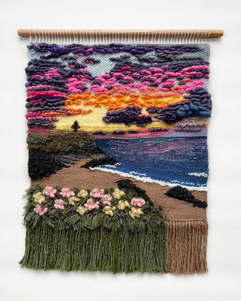 Woven Tapestry Art, Yarn Art Projects, Tapestry Loom Weaving, Weaving Book, Diy Tapestry, Simpul Makrame, Tapestry Loom, Weaving Loom Diy, Yarn Hanging