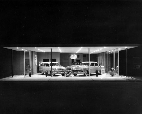 1954 Plymouth & DeSoto Dealership Showroom Car Showroom Design Architecture, Vintage Car Showroom, Car Dealership Ads, Dealership Showroom, Vintage Car Museum Udaipur, Audi Dealership, Art Sites, Car Dealership, Automotive Art